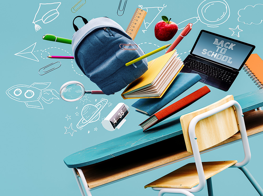 School desk with bag and school accessory on blue background with copy space 3D Rendering, 3D Illustration ©hd3dsh - stock.adobe.com Schulschreibtisch mit Tasche und Schulzubehör vor blauem Hintergrund mit Platz für Text – 3D-Rendering, 3D-Illustration ©hd3dsh - stock.adobe.com