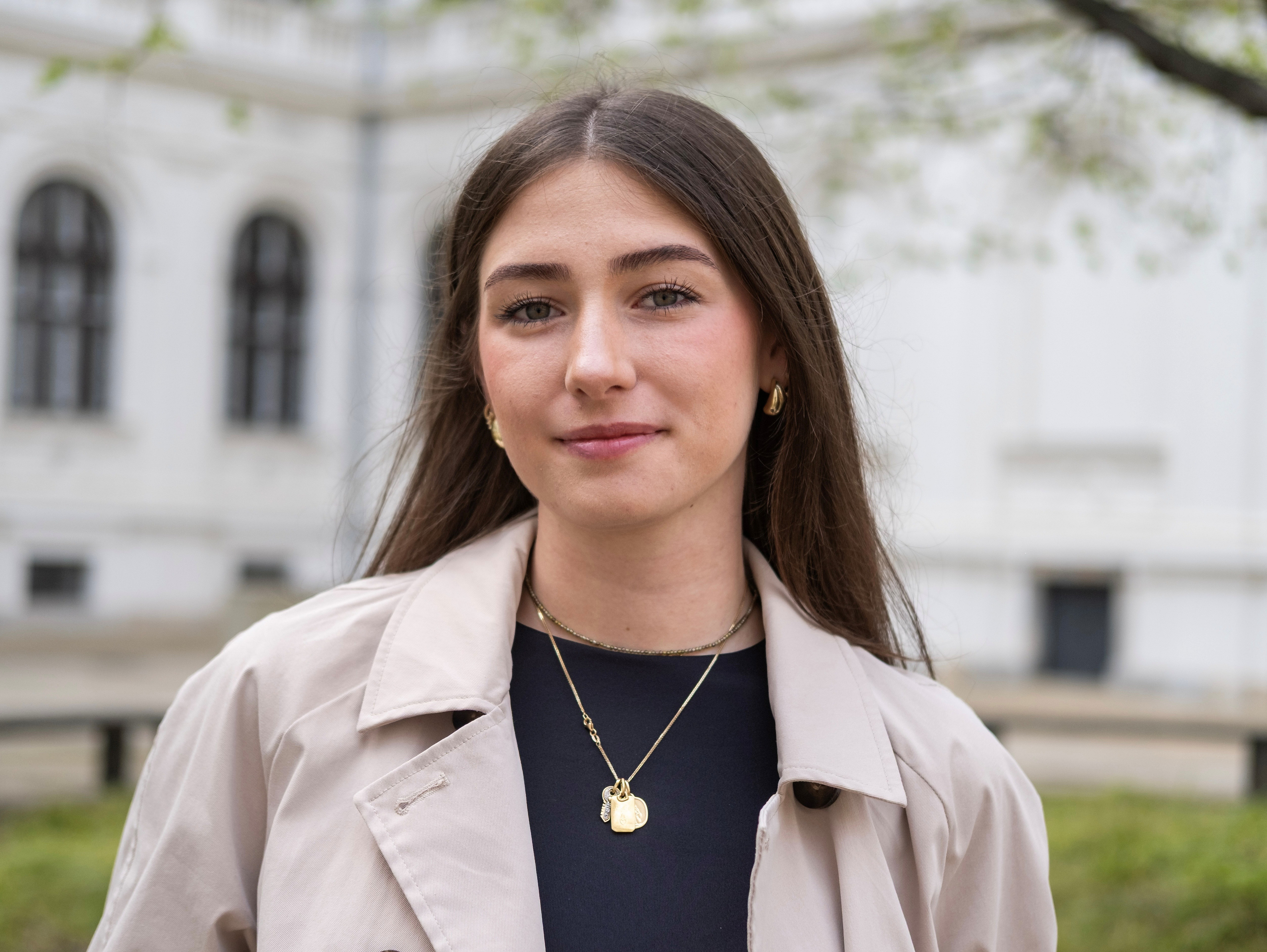 Cindy Pederiva-Runggaldier im Innenhof der Uni