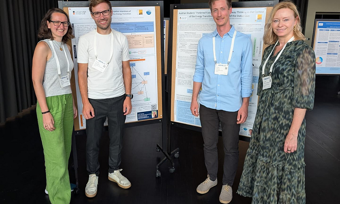 Judith Flatscher und Thomas Schubatzky von der Universität Innsbruck gemeinsam mit Claudia Haagen-Schützenhöfer und Florian Lienhart bei der ESERA CONFERENCE 2025 in Kopenhagen