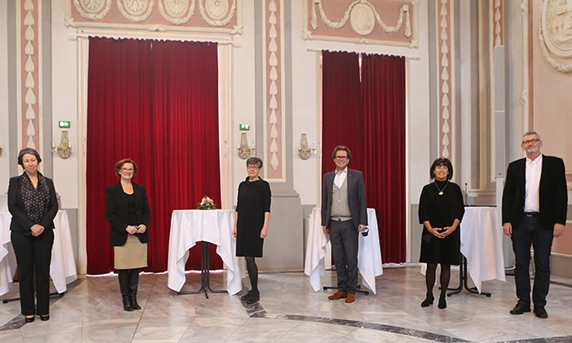 Die ZentrumsleiterInnen Barbara Gasteiger-Klicpera (l.), Andrea Holzinger und David Wohlhart (1. u. 2. v.r.) mit den RektorInnen Elgrid Messner (PH, 2.v.l.), Andrea Seel (KPH, 3. v.l.) und Martin Polaschek (Uni Graz). Foto: Martin Grössler/PH Steiermark 