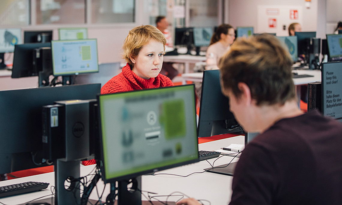 Studierende in einem Computer-Arbeitsraum. Foto: Uni Graz/Kanizaj