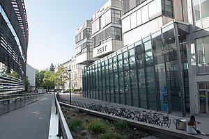 Bereich zwischen dem Hauptbibliotheksgebäude und dem RESOWI-Zentrum