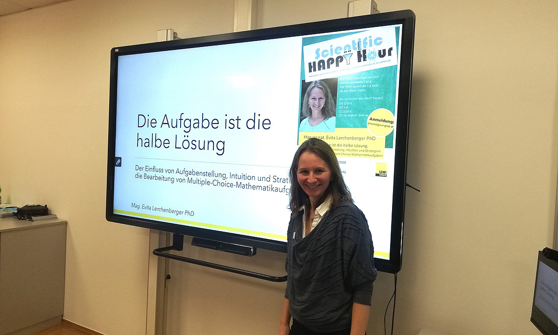 Evita Lerchenberger vor einem Big Screen