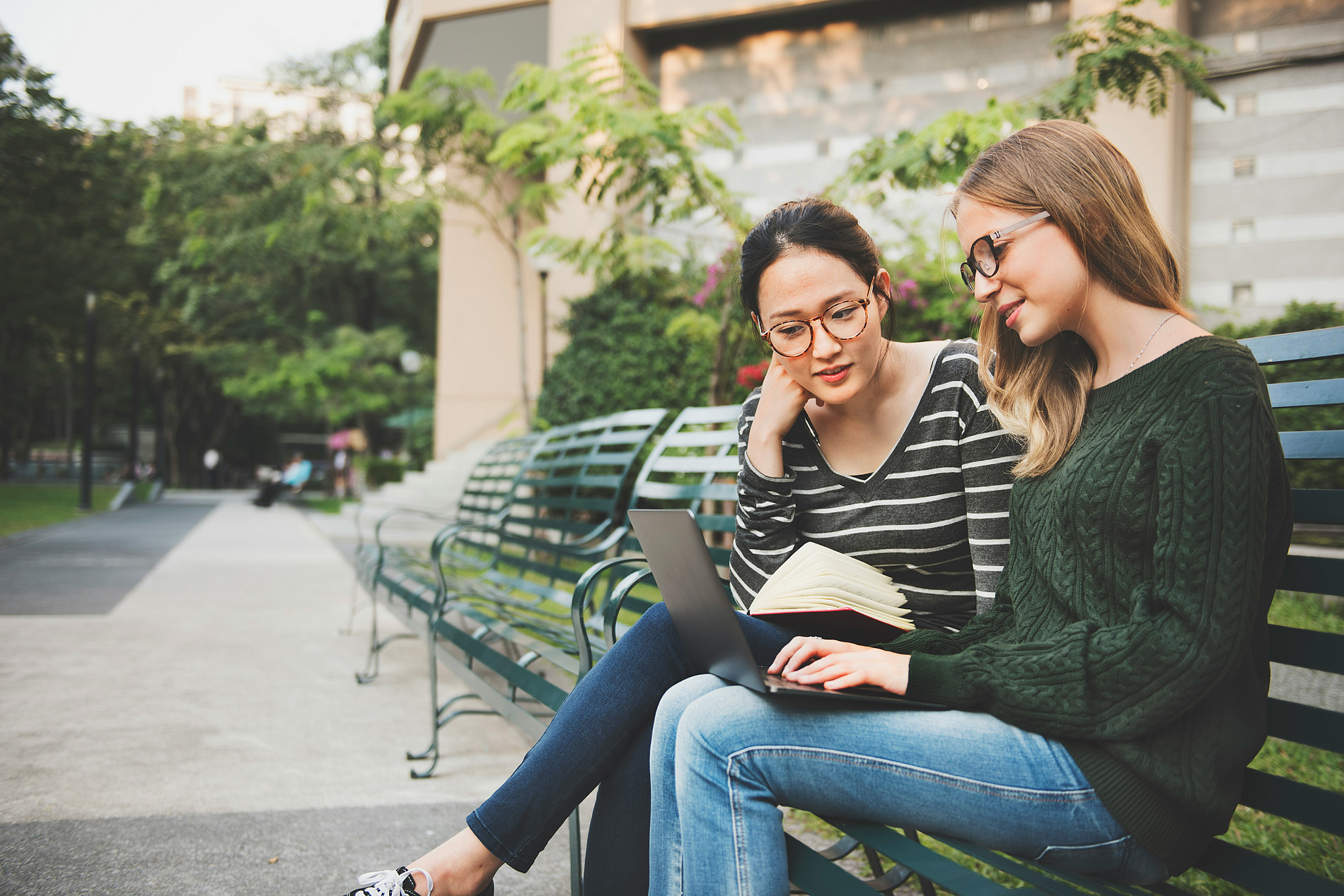 ©Curated Lifestyles Unsplash frauen-freundschaft-studieren-brainstorming-technologie-konzept ©Curated Lifestyles Unsplash