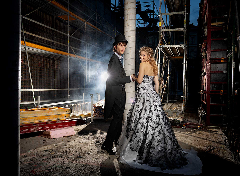 Paar in eleganter Ballkleidung auf der Baustelle 