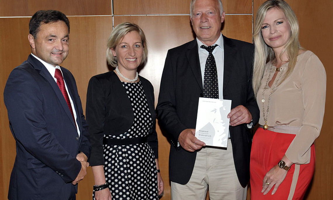 Rektor a.D. Alfred Gutschelhofer, Landesrätin Kristina Edlinger-Ploder, Prof. Werner Lenz und ORF-Moderatorin Claudia Reiterer (v.l.)
