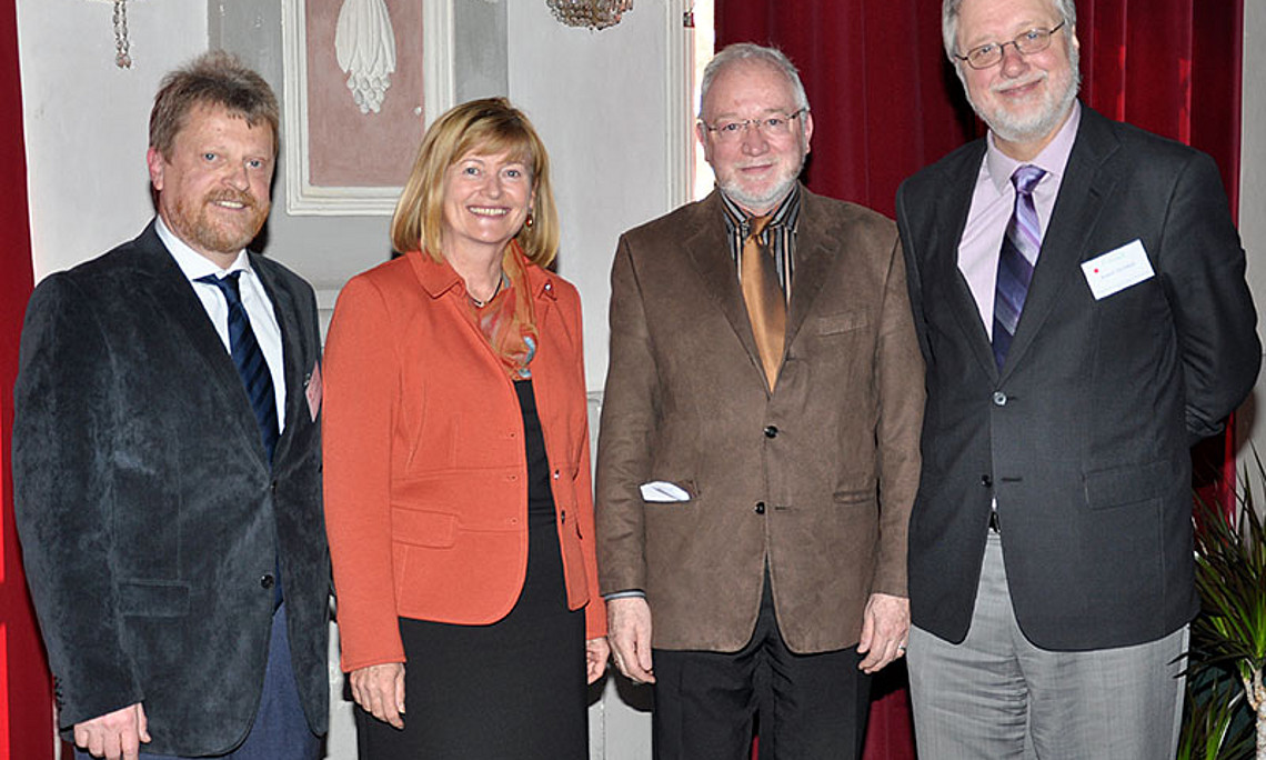 Die wissenschaftlichen Leiter der Konferenz, Sepp D. Kohlwein (l.) und Rudolf Zechner (r.), mit Rektorin Christa Neuper und Dekan Karl Crailsheim