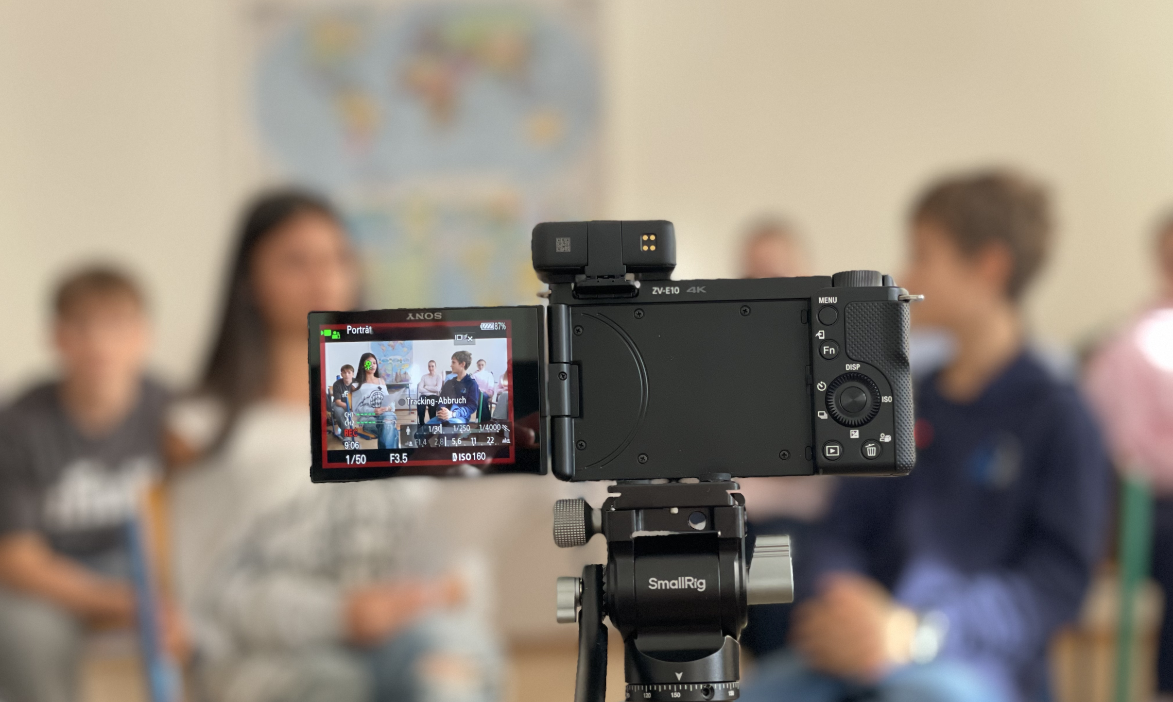 Kinder werden bei einem interview gefilmt 