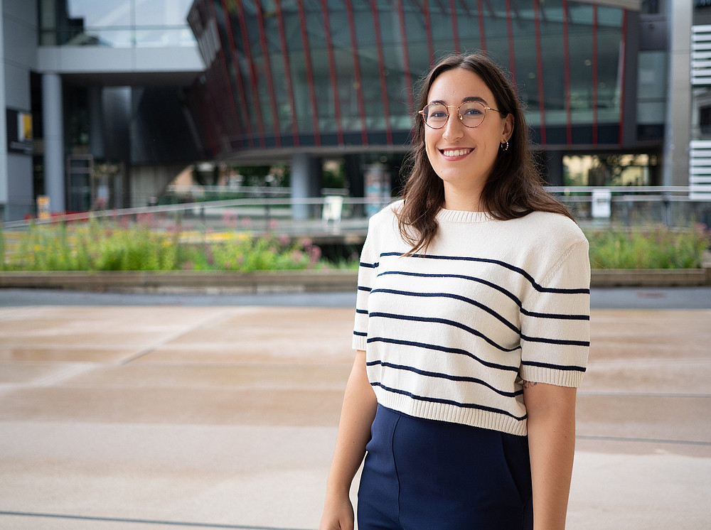 Helena Süss stands on the university campus in front of the Resowi Center ©Uni Graz/Radlinger