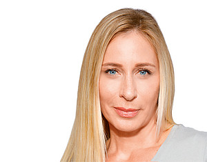 Blonde Frau vor weißem Hintergrund ©beigestellt