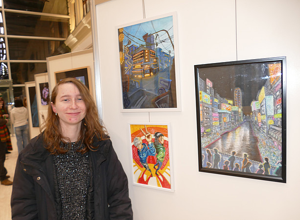 Künstlerin Nicole Schneidhofer mit ihren Werken ©Franz Stangl