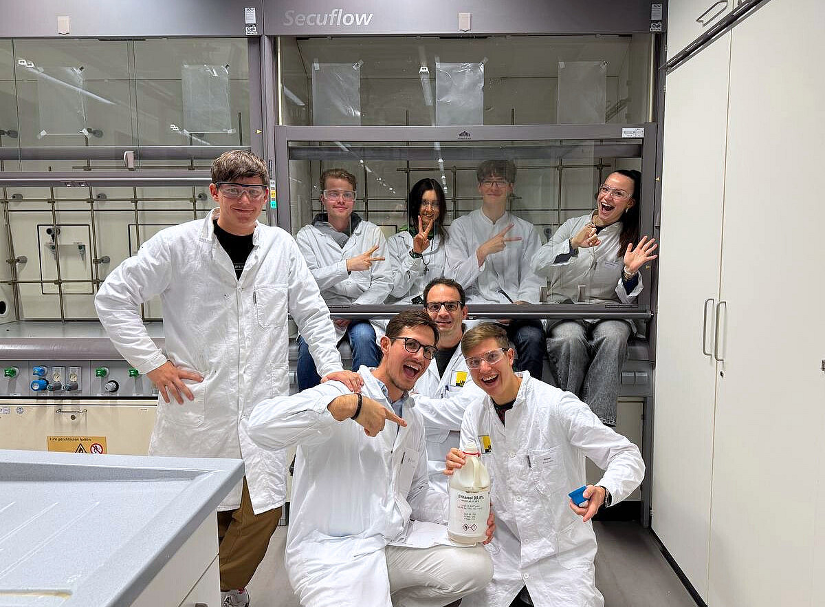 Studierende mit Phillip Spitzer bei den Vorbereitungen zur Weihnachtsvorlesung ©Julia Plattner