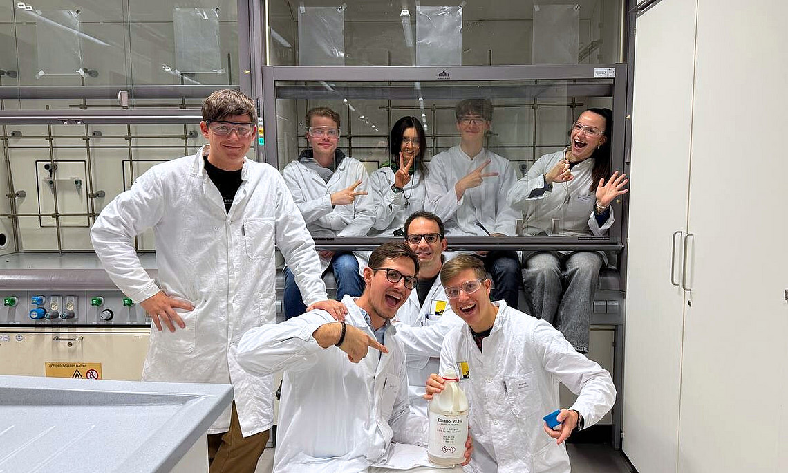 Die Studierenden gemeinsam mit Phillip Spitzer bei den Vorbereitungen zur Weihnachtsvorlesung.
