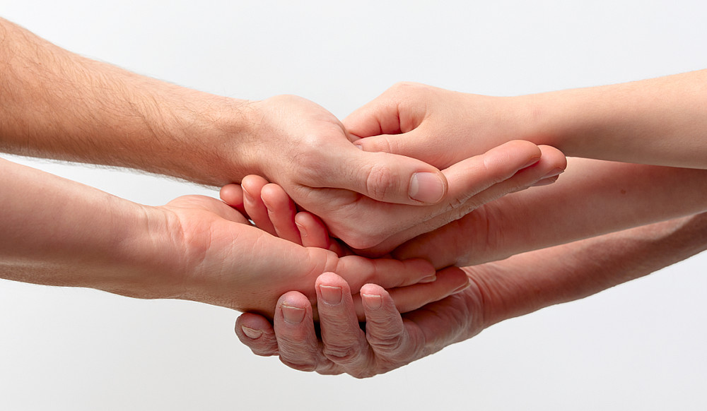 Hände jung und alt gestapelt. ©Kurt Remling Photography