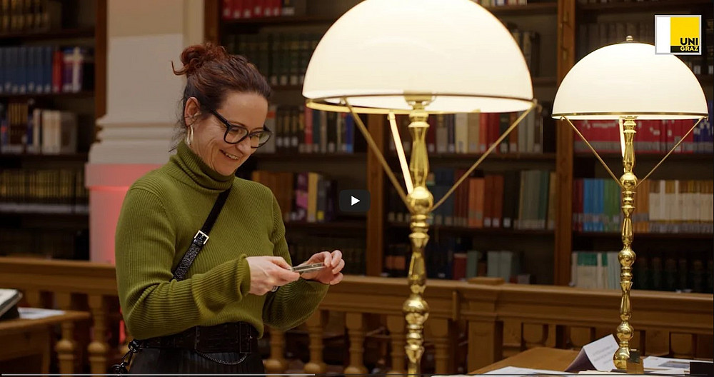 Frau steht in Bibliothek ©www.unreifundtaube.at