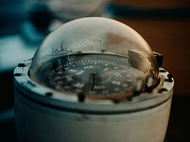 Bild eines Kompass als Metapher für die Orientierungswirkung von Menschenrechten in Unrechtssituationen ©Flavio - unsplash.com