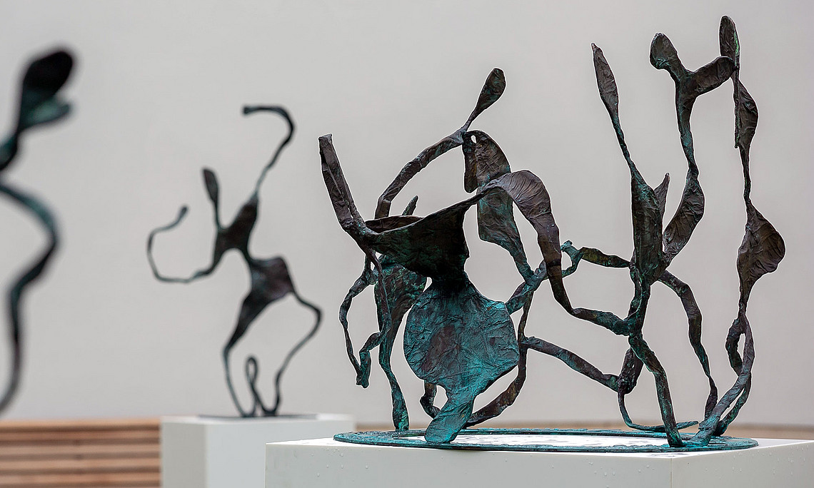 Bronzeskulptur aus mehreren Elementen mit dem Titel Zu-Wendungen