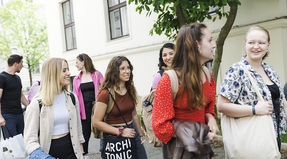 Studierende am Campus