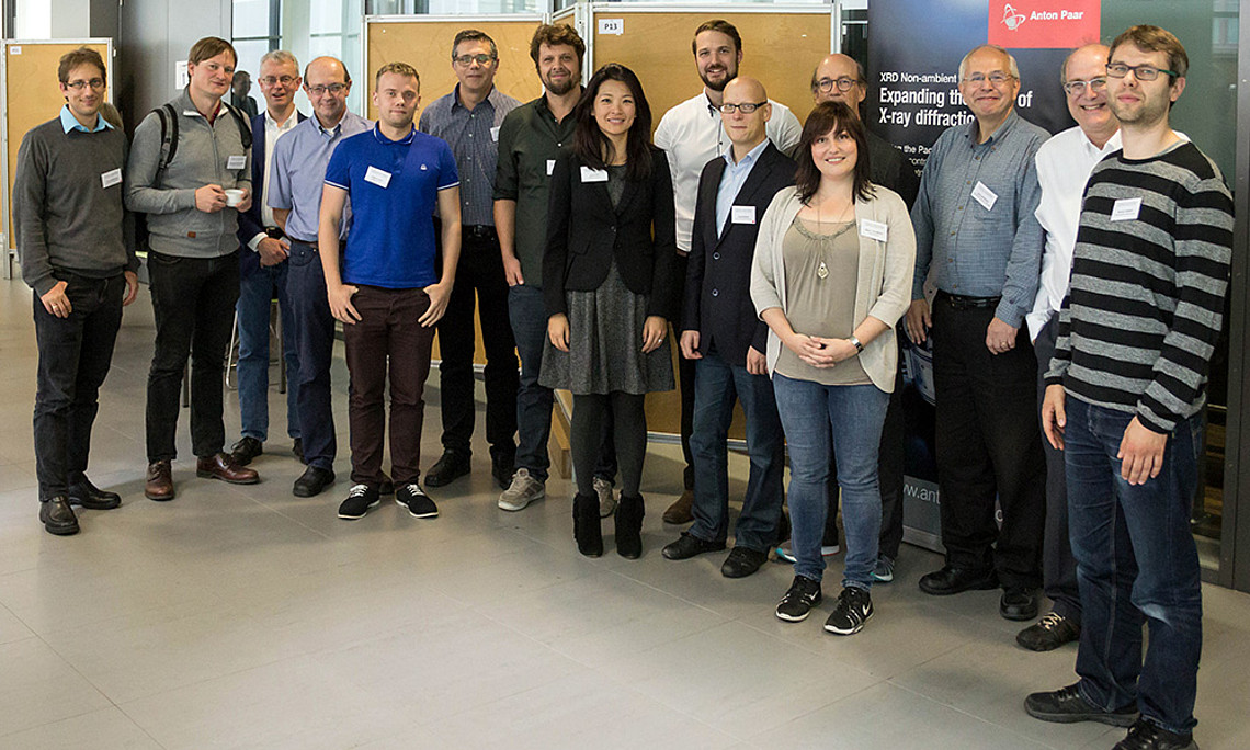Erforschen, wie man Moleküle manipuliert: Vortragende und die Workshop-OrganisatorInnen Daniel Boese (6. v. r.), Oliver Werzer (7. v. l., beide Uni Graz), Roland Resel (5. v. l.), Oliver Hofmann (l., beide TU Graz) sowie Andrew Jones (5. v. l., Anton Paar). Foto: Pachmajer