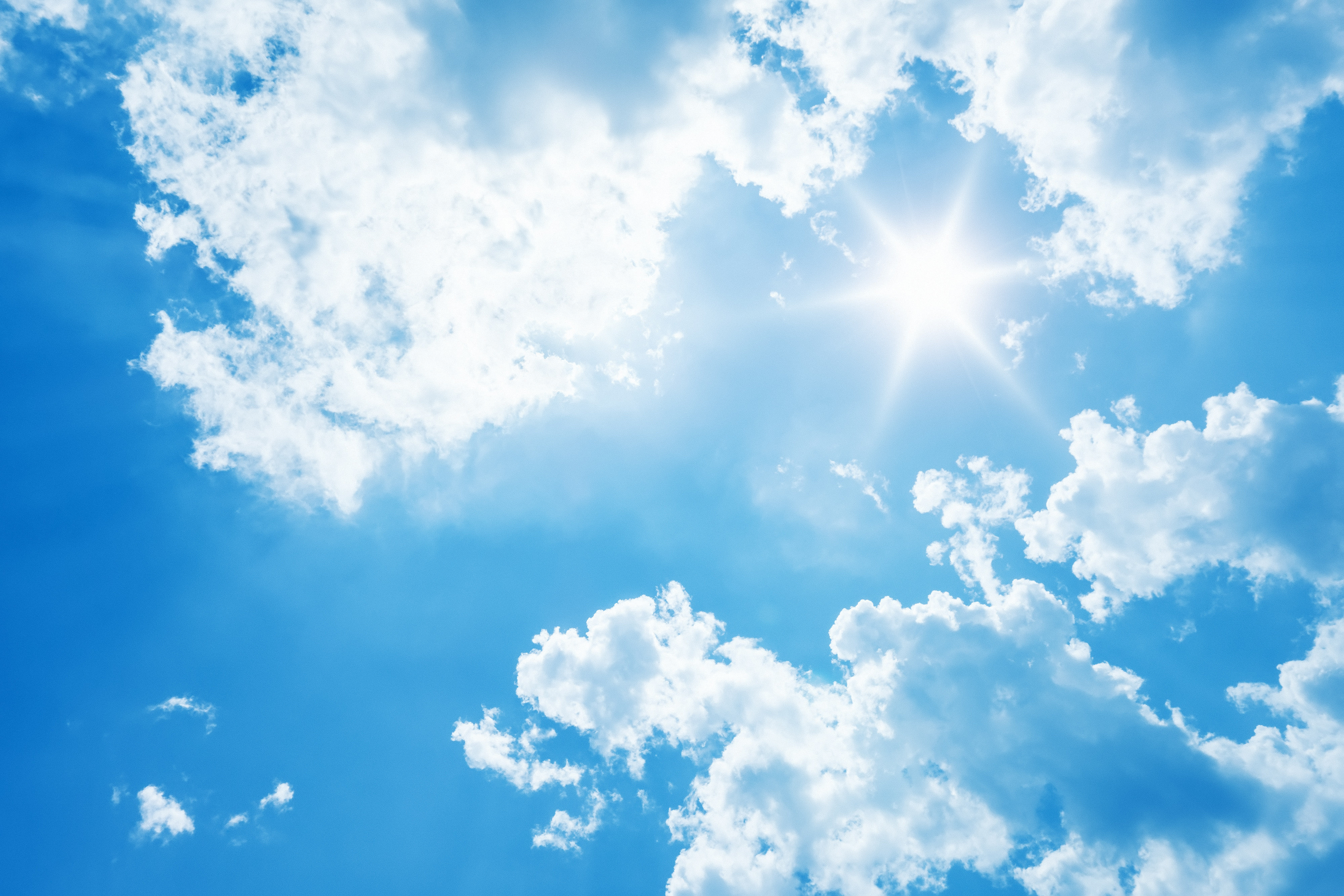 helle Sonne am Himmel mit Wolken ©stock.adobe.com/magann