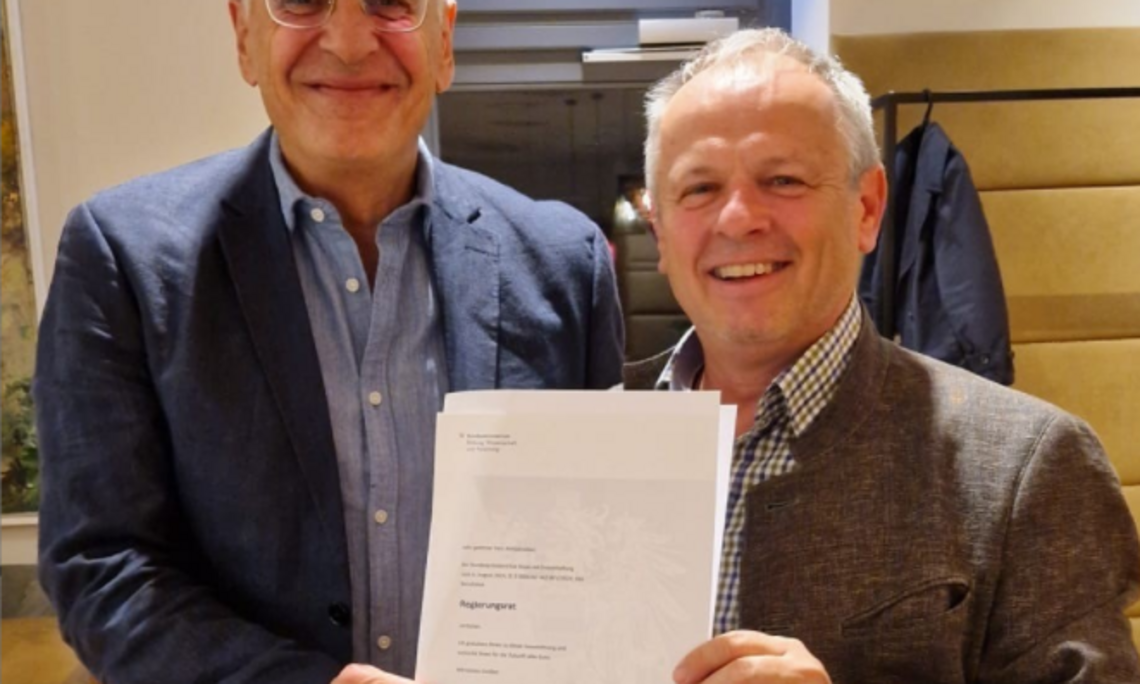 Dekan Argárate gratuliert Dekanatsdirektor Kager zum Titel des Regierungsrats