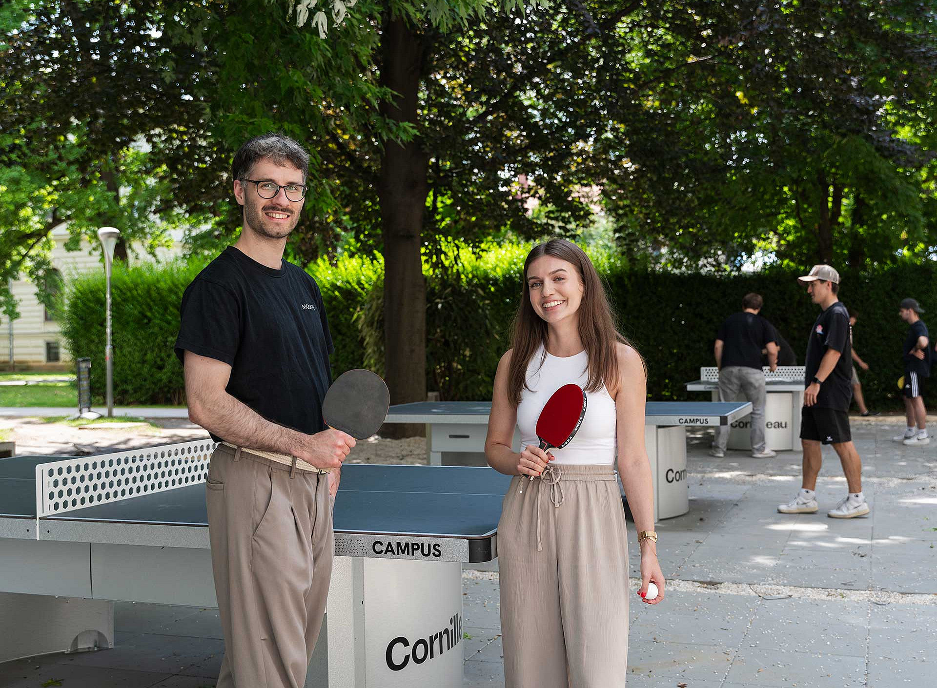 Michael Angele und Tanja Krämer vor den Tischtennis-Tischen ©Uni Graz/Angele