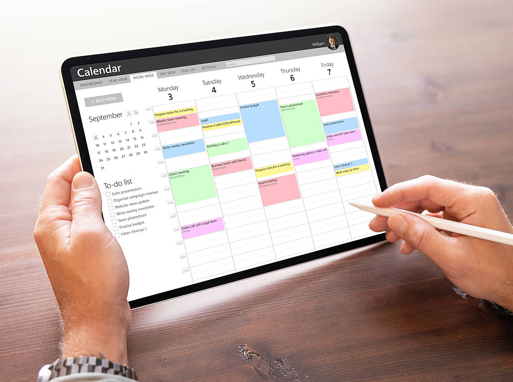 Mann nutzt Kalender-App auf Tablet-Computer ©Kaspars Grinvalds - stock.adobe.com