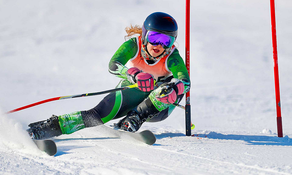 Skirennläuferin auf der Piste