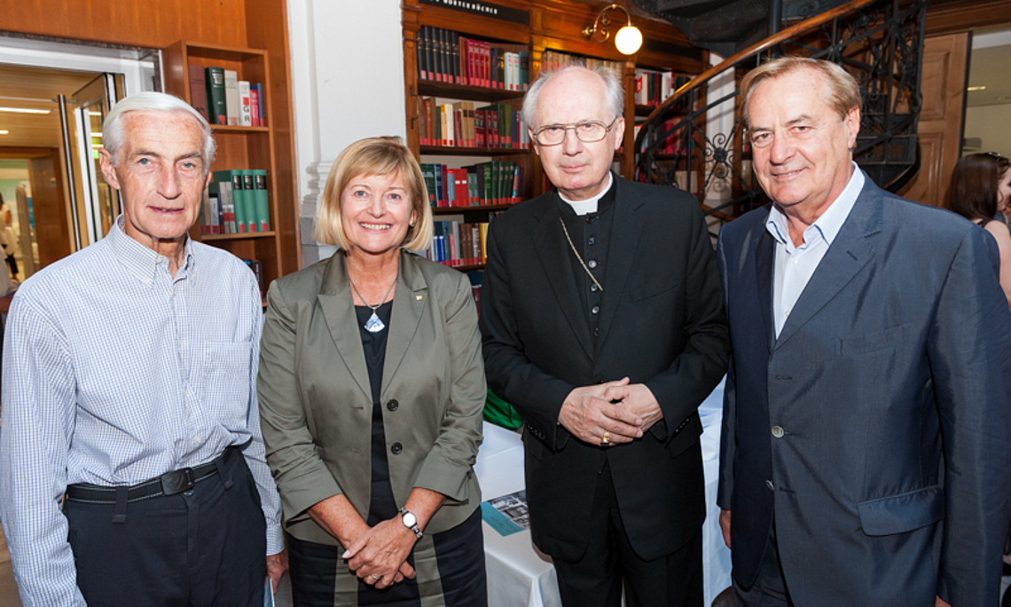 Altbürgermeister Alfred Stingl, Rektorin Christa Neuper, Altbischof Egon Kapellari sowie Honorarkonsul Rudi Roth - sie spendeten jeweils einen Sessel. Fotos: alumni UNI graz/Kristoferitsch 