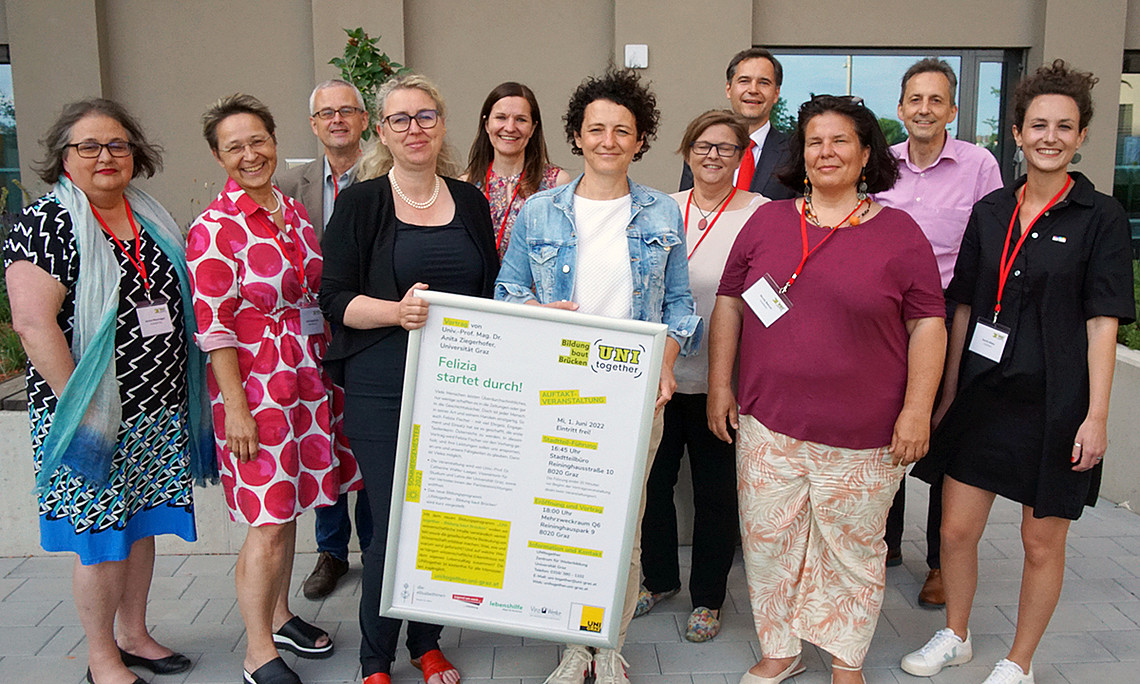 V.l.: Andrea Waxenegger, Leiterin des Zentrums für Weiterbildung der Uni Graz, Rechtshistorikerin Anita Ziegerhofer und Marcus Ludescher vom wissenschaftlichen Leitungsteam, Vizerektorin Catherine Walter-Laager, Programmleiterin Claudia Wankhammer, Susanne Maurer-Aldrian, Geschäftsführerin Lebenshilfen Soziale Dienste, Christine Bramerdorfer von Jugend am Werk, Peter Rosegger vom Krankenhaus der Elisabethinen, Nicola Baloch von VinziWerke Österreich, Theologe Reinhold Esterbauer aus dem wissenschaftlichen Leitungsteam und Amrita Böker von VinziWerke Österreich. Foto: Uni Graz/Reiter