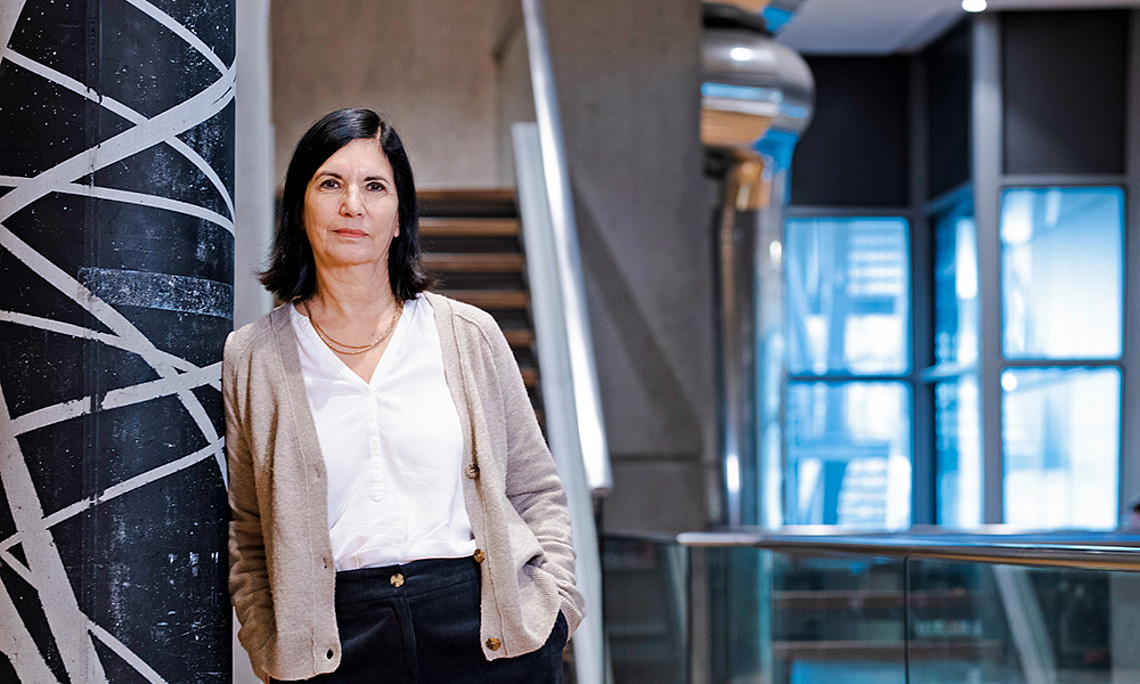Ursula Athenstaedt lehnt an einer Säule im RESOWI-Zentrum. 