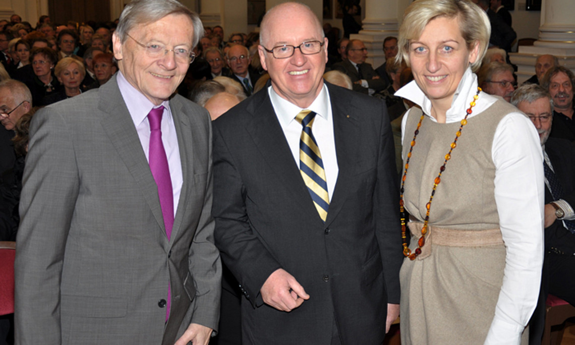 Unter den GratulantInnen: Bundeskanzler a.D. Wolfgang Schüssel (links) und Landesrätin Kristina Edlinger-Ploder (rechts). Jubilar Stefan Karner freute sich