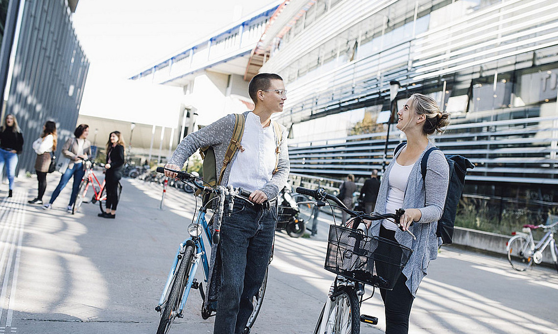 Studierende mit Fahrrädern