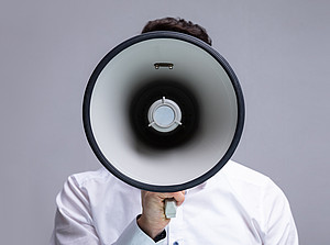 Frau mit Megfaon ©Andrey Popov - stock.adobe.com