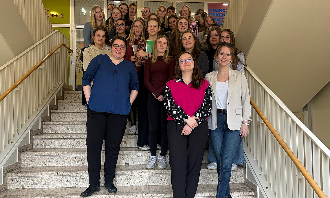Bild des AT-Teams und der Schüler*innen