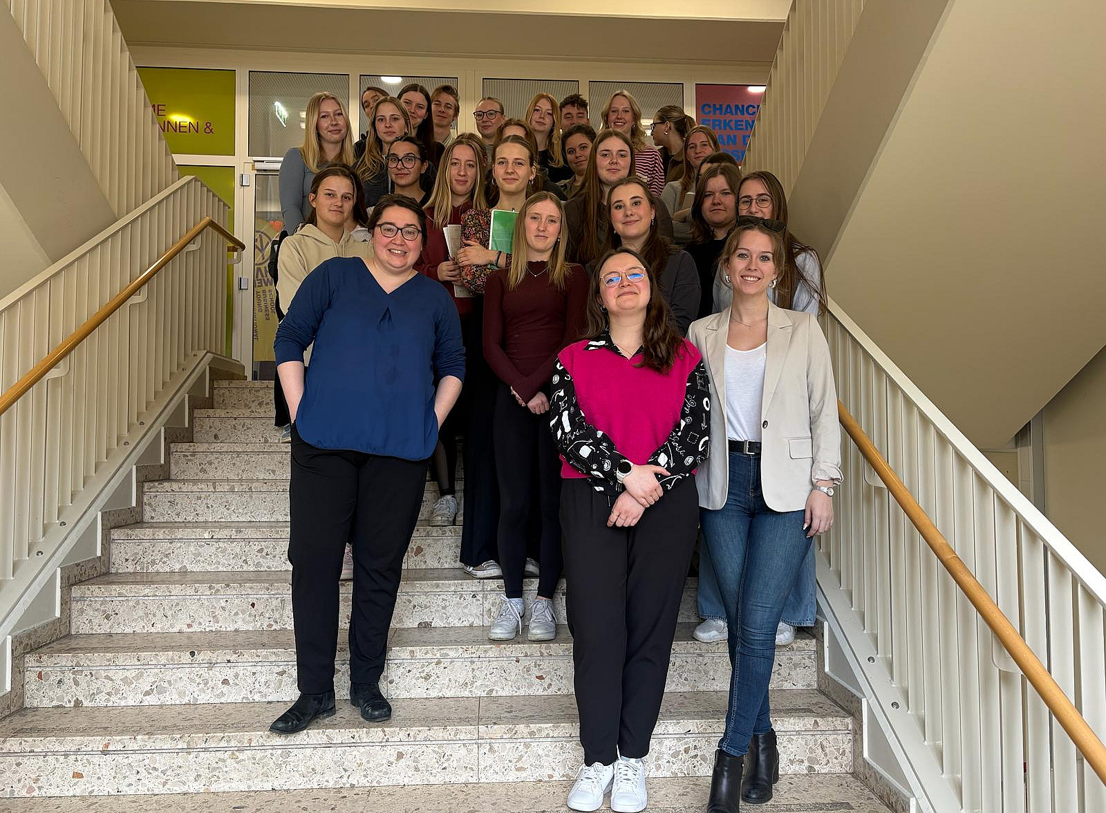 Bild des AT-Teams und der Schüler*innen 