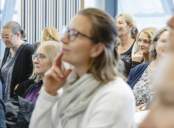 Gäste verfolgen aufmerksam eine Präsentation; einige Personen im Vordergrund sind unscharf. ©@foto-gasser.at