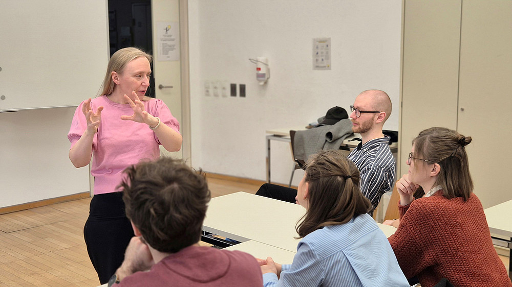 Wissenschaftsbotschafterin mit Schüler:innen ©Uni Graz