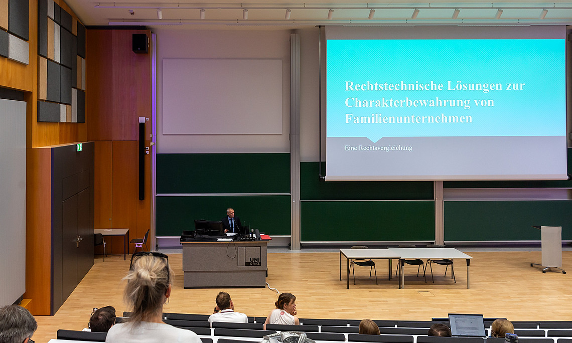 Land Steiermark Senior Fellow Dr. habil. Balázs Arató präsentierte seine Forschungsergebnisse an der REWI Uni Graz.