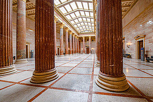 Blick in die Säulenhalle des Parlaments