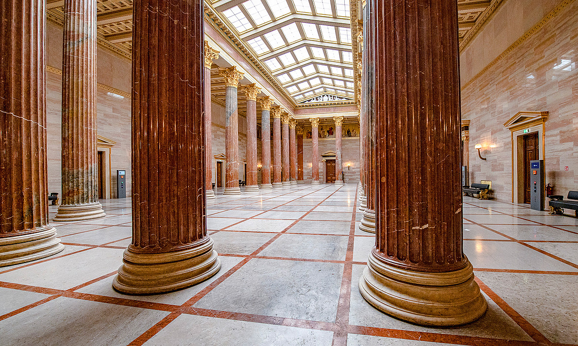 Blick in die Säulenhalle des Parlaments