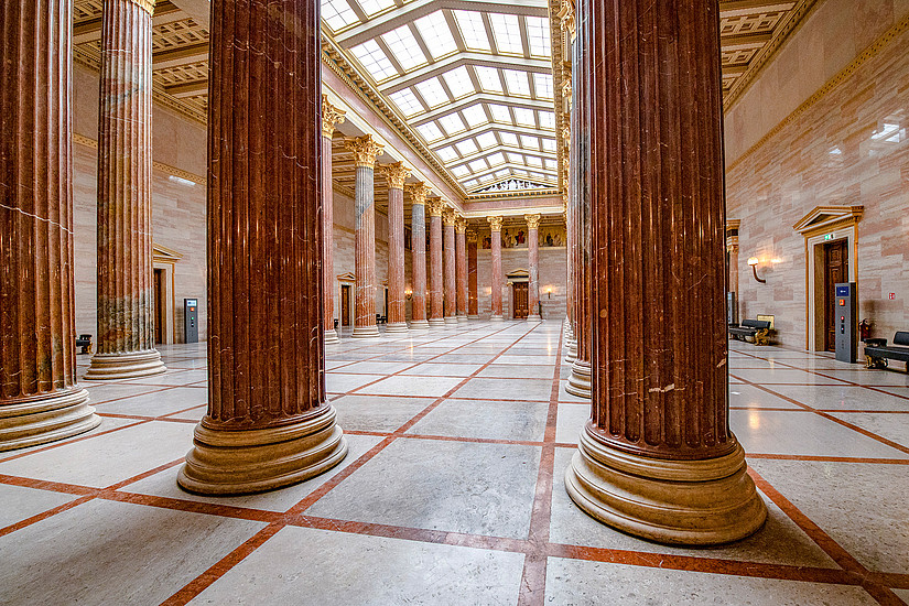 Blick in die Säulenhalle des Parlaments