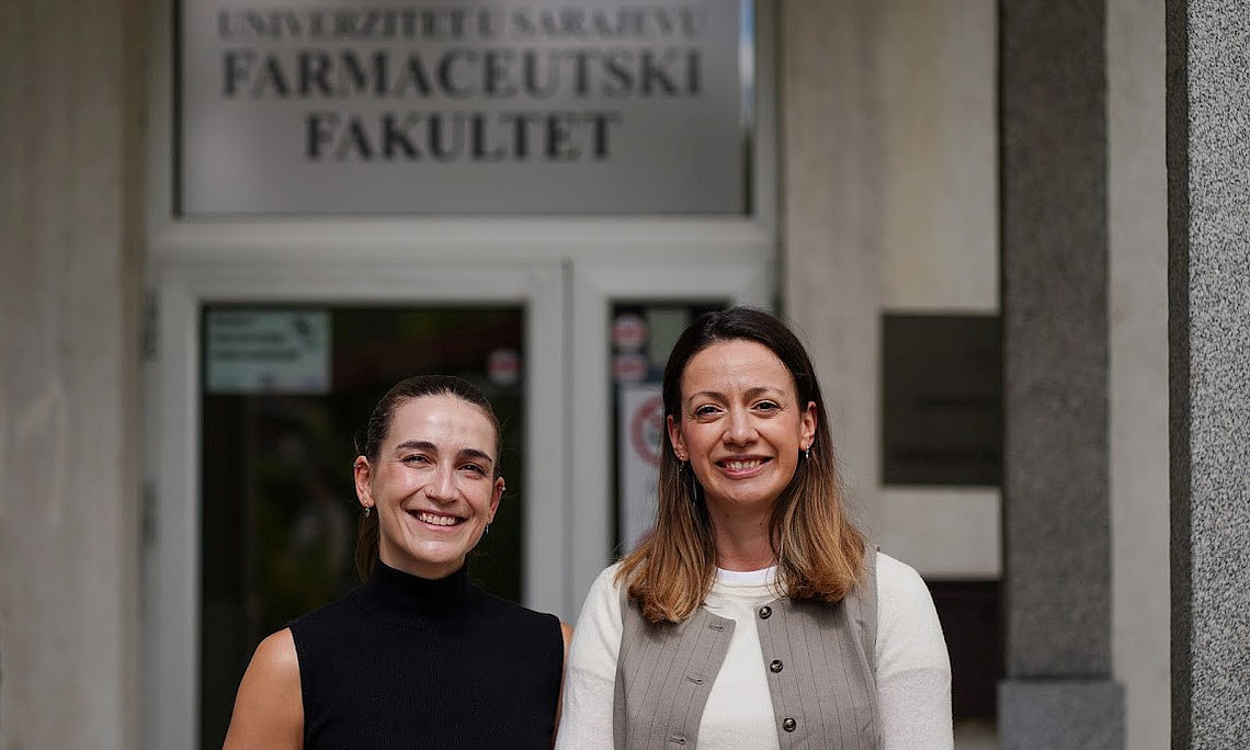 Ivana Ruseska und Nataša Holler stehen vor der Pharameutischen Fakultät der Universität Sarajevo