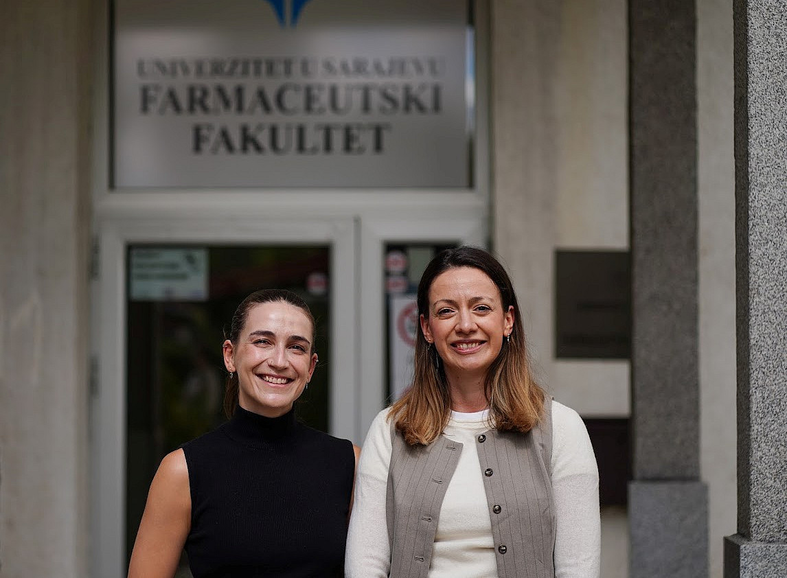 Ivana Ruseska und Nataša Holler stehen vor der Pharameutischen Fakultät der Universität Sarajevo ©Nataša Holler/Uni Graz