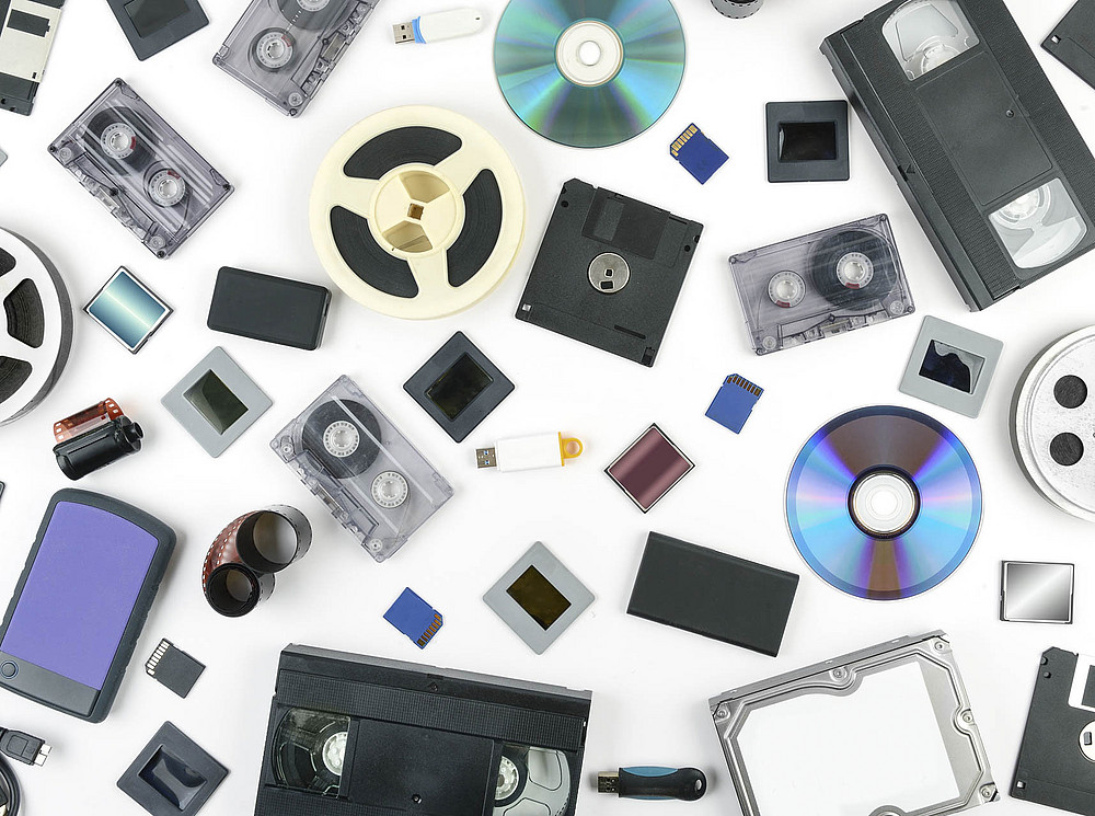 Ein bunter Mix aus Medien - VHS Kassetten, CDs, Disks, Musikkassetten, Dia, Speicherkarten, Filmrollen usw. ©Serghei V                               