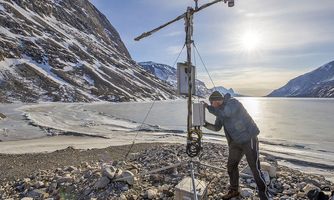 Jakob Abermann bei Messungen am Gletscher in Grönland.