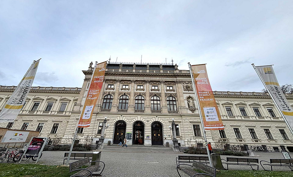 Orange-the-world-Fahnen vor dem Hauptgebäude