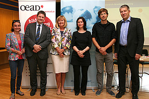 Sabine Pendl, Leiterin des Büros für internationale Beziehungen, Leipziger Prorektor Matthias Schwarz, Rektorin Christa Neuper, Moderatorin Gerlinde Pölsler, Doktorand Matthias Damert und Matthias Middell, Direktor des Leipziger Graduiertenzentrums (v.