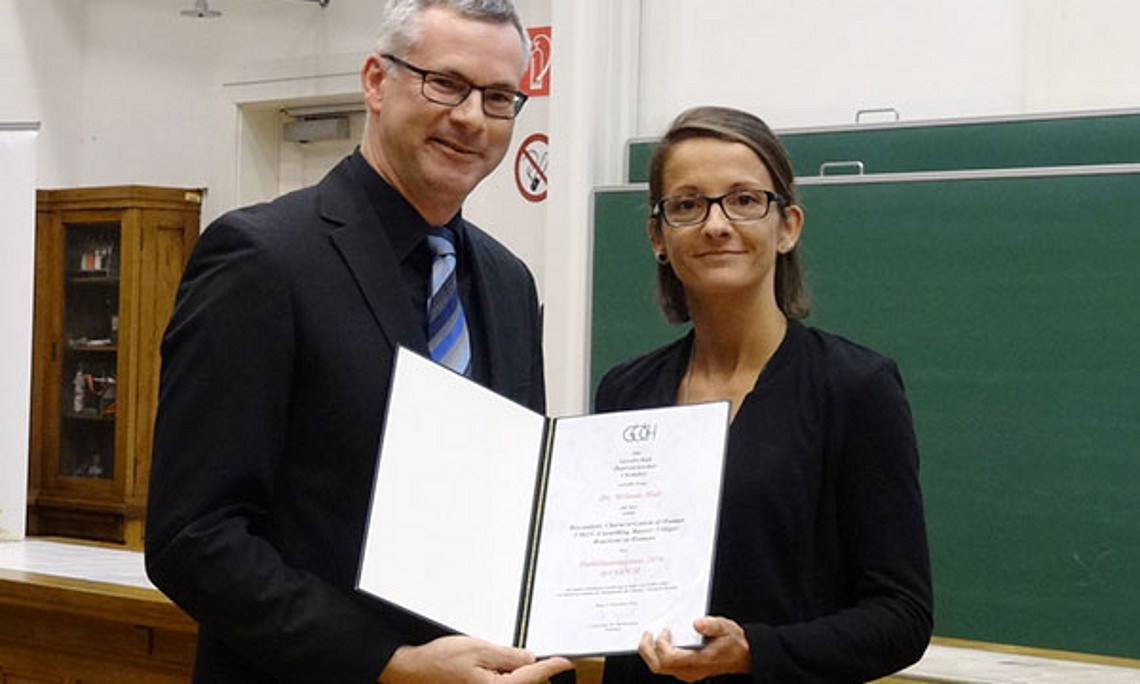 Prof. Hubert Huppertz, Vizepräsident der GÖCH, überreichte den Habilitationspreis an Melanie Hall ...