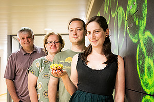 Helmut Bergler, Gertrude Zisser, Michael Prattes und Magdalena Gerhalter (v.l.) mit einem 3D-Druck des Proteins Drg1. Es nimmt im Zusammenbau der Ribosomen eine wichtige Rolle ein. Foto: Uni Graz/Tzivanopoulos. 